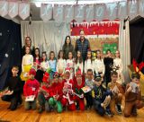 Εορταστική διάθεση, μουσική, χορός, θέατρο, ευχές και δώρα στη Χριστουγεννιάτικη γιορτή του 9ου Δημοτικού Σχολείου Τρίπολης! (εικόνες)