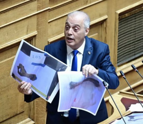 Βουλή | Φωτογραφίες με «οστά νεκρών στα Τέμπη» κατέθεσε ο Βελόπουλος - Άγρια κόντρα με Φλωρίδη (vd)