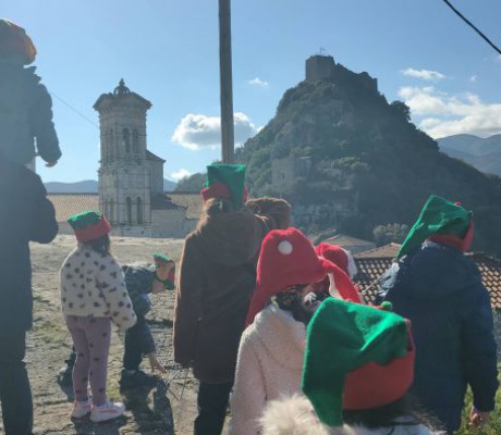 Καρύταινα | Μοίρασμα δώρων και συγκίνηση σε κάθε σπίτι του χωριού (εικόνες)