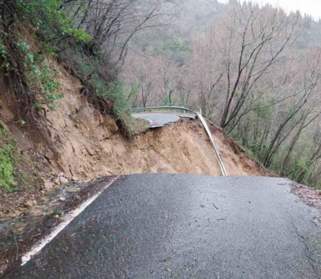 Διαλύθηκε ο δρόμος, αδύνατη η πρόσβαση στη Μονή Φιλοσόφου (εικόνες)