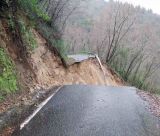 Διαλύθηκε ο δρόμος, αδύνατη η πρόσβαση στη Μονή Φιλοσόφου (εικόνες)