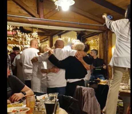 Ισραηλινοί επισκέπτες γιόρτασαν με ελληνική μουσική στη Δημητσάνα (vd)