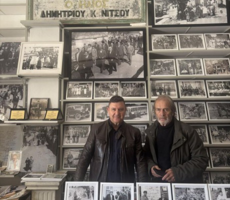 Επίσκεψη Γιώργου Καπλάνη στην έκθεση ιστορικών φωτογραφιών στα Τρόπαια