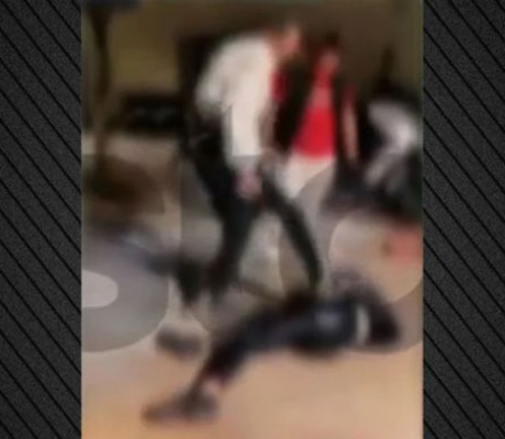 Σοκ από το βίντεο άγριου ξυλοδαρμού κοπέλας από τέσσερα κορίτσια - Την κλωτσούν ακόμα και στο κεφάλι (vd)