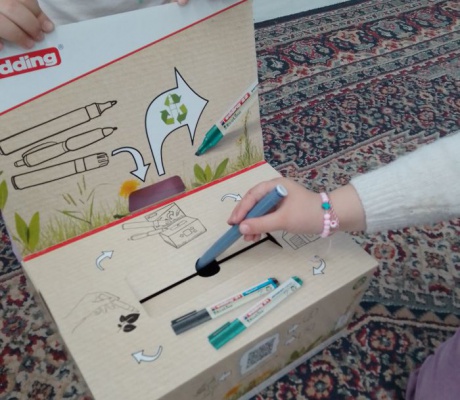 Ένα κουτί γεμάτο… περιβαλλοντική ευθύνη: Νηπιαγωγείο συγκεντρώνει μαρκαδόρους για ανακύκλωση