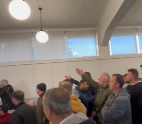 Αγρότης πέταξε καρέκλα στο περιφερειακό συμβούλιο - Δεν δόθηκε συνέχεια (vd)