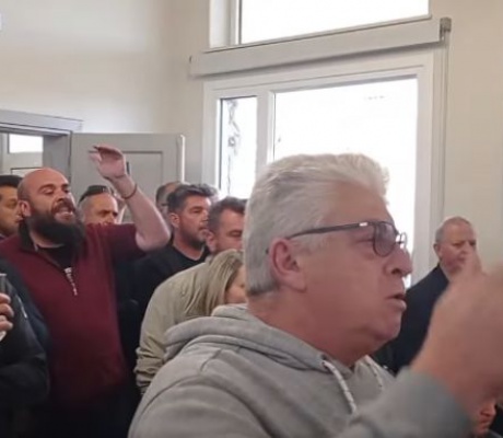 Έξαλλοι οι Γορτύνιοι με Σκαντζό: "Κατέβα κάτω - Σπίτι σου ήρθαμε για να μας διώξεις;" (vd)