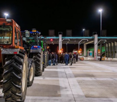 «Ας έρθουν να μας συλλάβουν»: Αμετακίνητοι παραμένουν οι αγρότες μετά την παρέμβαση του Αρείου Πάγου