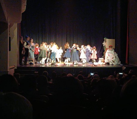 Κατάμεστο το Μαλλιαροπούλειο για την παράσταση «Το παλιό μπλε στολίδι» από το Λύκειο των Ελληνίδων Τρίπολης και τους Δράστες (vd)