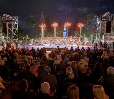 Η Τρίπολη γιόρτασε 205 χρόνια Ελευθερίας με τις σπουδαίες φωνές της Μαρίας Φαραντούρη και του Μανώλη Μητσιά (vd)