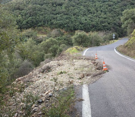 Σοβαρό πρόβλημα υποχώρησης παρουσιάζει ο δρόμος που συνδέει τα Τρόπαια με το φράγμα της Λίμνης Λάδωνα (εικόνες)