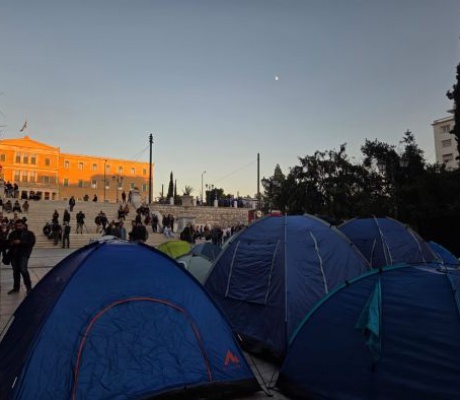 Φοιτητές έστησαν σκηνές στο Σύνταγμα – «Από την Ελλάδα μέχρι τη Γαλλία, παλεύουμε για δημόσια Παιδεία»