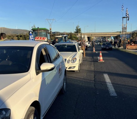 Αυτοκινητοπομπή ταξί για στήριξη στο μπλόκο της ΒΙΠΕ – "Οι αγρότες εν είναι μόνοι τους"! (vd)