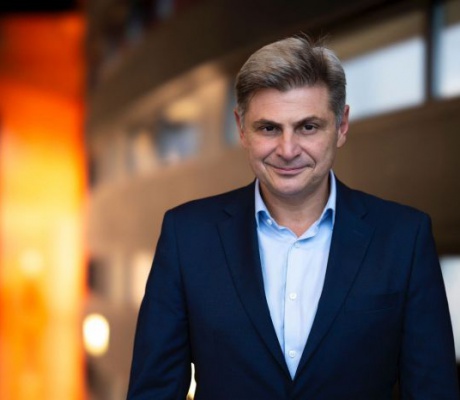 Ο Φαραντούρης ανακοίνωσε τη συμπόρευσή του με το ΠΑΣΟΚ