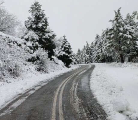 Χειμωνιάτικο σκηνικό στην Αρκαδία | Χιόνια και εκχιονιστικά λίγες μέρες πριν τον Απρίλιο! (vd)