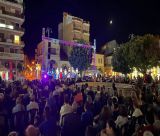 Γέμισε η πλατεία Αγίου Βασιλείου στη βραδιά με αγαπημένες μελωδίες του ελληνικού κινηματογράφου (vd)