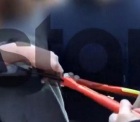 Απίστευτο περιστατικό | Καθηγητής τραυμάτισε μαθητή, του έπιασε τα δάχτυλα με κόφτη (vd)