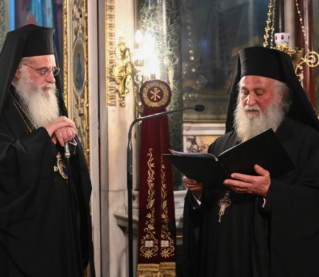 Ο Μητροπολίτης Επιφάνιος απέδωσε την ανώτατη τιμητική διάκριση της Μητροπόλεως στον Αρχιμανδρίτη, Βενέδικτο Καρύδη