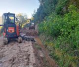 Γορτυνία | Μηχανήματα δούλεψαν την Μεγάλη Τρίτη για να αποκαταστήσουν την καθίζηση στο δρόμο από Τουμπίτσι προς Ράχες (vd)