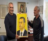 Το πορτραίτο του Κώστα Τζιούμη φιλοτέχνησε ο Γιάννης Κούρος