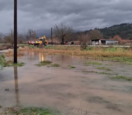 Γορτυνία | Κινδυνεύουν να πλημμυρίσουν σπίτια στο Δωδεκάμετρο - Τα νερά έχουν φτάσει μέχρι τις αυλές! (vd)