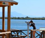 Ξύλινα παρατηρητήρια, κιάλια μακρινής θέασης και νέα παγκάκια στη λιμνοθάσσα Μουστού (εικόνες)