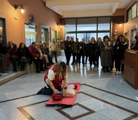 Εκπαίδευση στη χρήση απινιδωτή και τοποθέτηση AED στο νέο δημαρχείο Τρίπολης – Σημαντική πρωτοβουλία του Δήμου με τη στήριξη του Ερυθρού Σταυρού