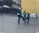 Ο Σπαλιάρας έπαιξε μπάλα με παιδιά στην πλατεία Πετρινού! (vd)