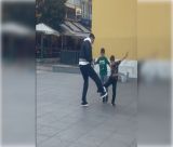 Ο Σπαλιάρας έπαιξε μπάλα με παιδιά στην πλατεία Πετρινού! (vd)