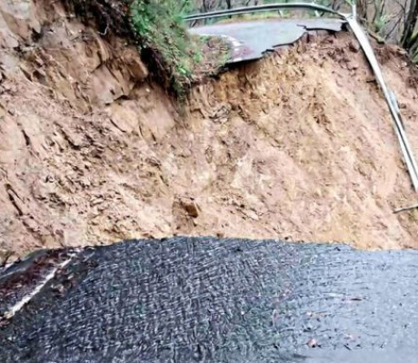 Πόσο βολικό να φταίει μόνο ο … κακός μας ο καιρός για τους ξεχαρβαλωμένους δρόμους στην Αρκαδία