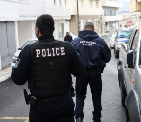 Άγριο φονικό στην Καλαμάτα | 41χρονος μαχαίρωσε τη γυναίκα του - Τραγικές φιγούρες τα παιδιά της οικογένειας, δύο κοριτσάκια 10 και 6 ετών
