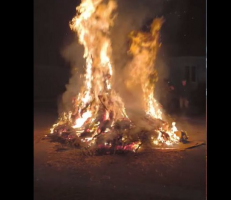 Το κάψιμο του Καρνάβαλου στο Θεόκτιστο Γορτυνίας (εικόνες - βίντεο)