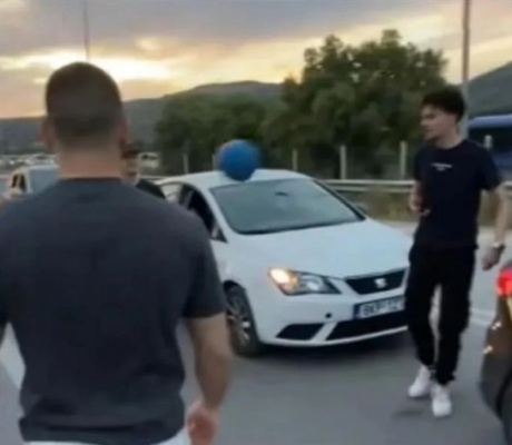 Έπαιξαν μπάλα πάνω στην "Αθηνών – Κορίνθου" λόγω ... κίνησης! (vd)
