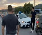 Έπαιξαν μπάλα πάνω στην "Αθηνών – Κορίνθου" λόγω ... κίνησης! (vd)