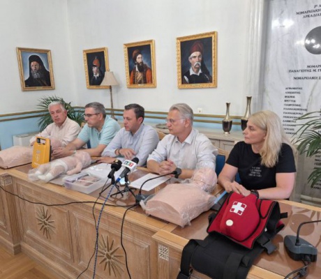 Παράδοση απινιδωτή και εκπαιδευτικού εξοπλισμού σε φορείς διάσωσης της Τρίπολης από την Περιφέρεια Πελοποννήσου