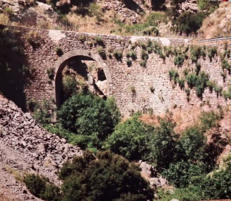 "Καθημερινός κίνδυνος για οδηγούς στο γεφύρι ανάμεσα σε Δημητσάνα και Ζάτουνα"