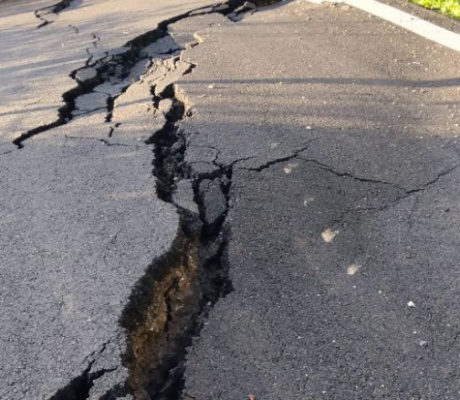 Μεγάλη καθίζηση στη Γορτυνία – Αποκομμένο το χωριό Χώρα (εικόνες)