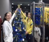 Τα κορίτσια του Αστέρα στόλισαν το Χριστουγεννιάτικο Δέντρο στο Star Store! (vd)