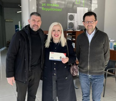 Ο Εμπορικός Σύλλογος Τρίπολης παρέδωσε το μεγάλο δώρο της κλήρωσης στην τυχερή της βραδιάς! (εικόνες)