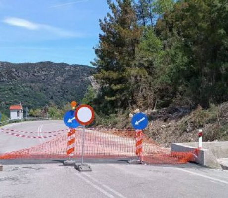 Σύγχυση με τη σήμανση στο σημείο που έκλεισε ο δρόμος από τις κατολισθήσεις στα Λαγκάδια