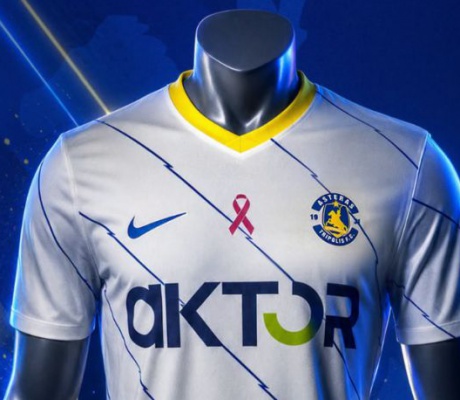 ASTERAS AKTOR | Mε τη λευκή εμφάνιση ενώνει τη φωνή του με κάθε γυναίκα στη μάχη κατά του καρκίνου του μαστού!