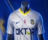 ASTERAS AKTOR | Mε τη λευκή εμφάνιση ενώνει τη φωνή του με κάθε γυναίκα στη μάχη κατά του καρκίνου του μαστού!