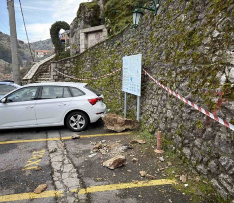 Μικρή κατολίσθηση στη Δημητσάνα – Έπεσαν πέτρες και βράχια σε χώρο στάθμευσης