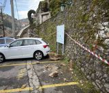 Μικρή κατολίσθηση στη Δημητσάνα – Έπεσαν πέτρες και βράχια σε χώρο στάθμευσης