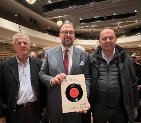 Η επίσημη παρουσίαση του συλλεκτικού τόμου «Μίκης Θεοδωράκης 100» στο Μέγαρο Μουσικής Αθηνών