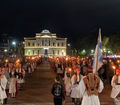 «Στα Βήματα της Άλωσης» | Η Τρίπολη τίμησε την 23η Σεπτεμβρίου με μια μεγάλη πομπή, αναμμένες δάδες και παραδοσιακούς χορούς (vd)
