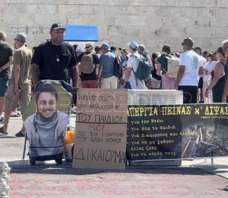 Τέμπη | Δύο απεργοί πείνας στην πλατεία Συντάγματος