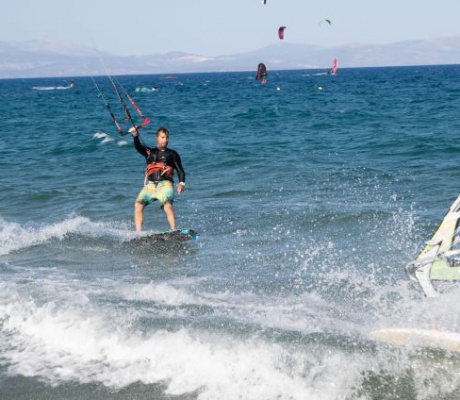 Επιδείξεις kiteboarding και freestyle ανέδειξαν τη δυναμική της Βόρειας Κυνουρίας ως εναλλακτικού προορισμού (εικόνες)