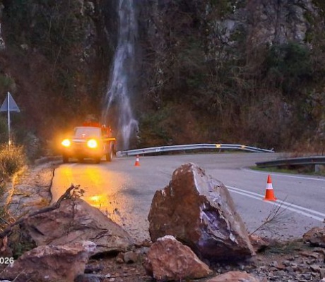 Μαύρ’ είν’ η νύχτα στα βουνά και στα Λαγκάδια τρόμος!