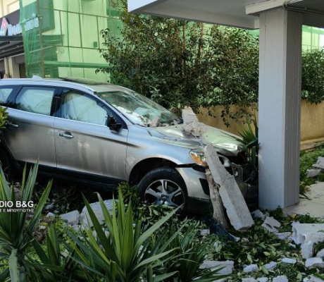Τροχαίο στο Ναύπλιο | Αυτοκίνητο εισέβαλε σε πυλωτή πολυκατοικίας (vd)